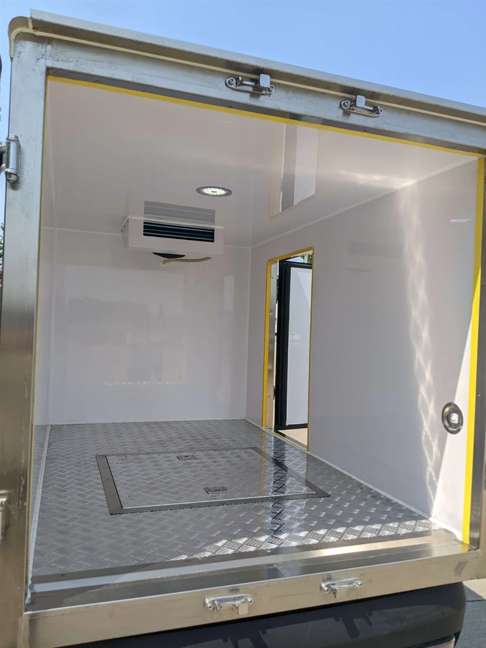 Electric Commercial Vehicle With Aluminum Cargo Box high quality